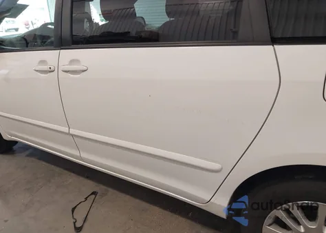 2010 Toyota Sienna Le z USA, uszkodzony, nr VIN 5TDKK4CC9AS319475